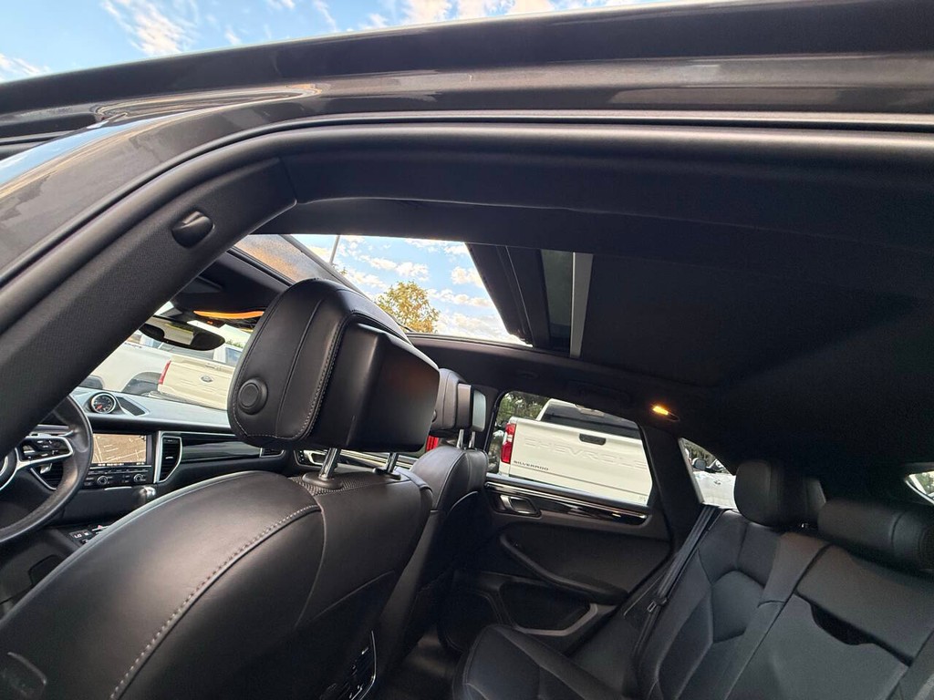 Porsche Macan Vehicle Full-screen Gallery Image 38