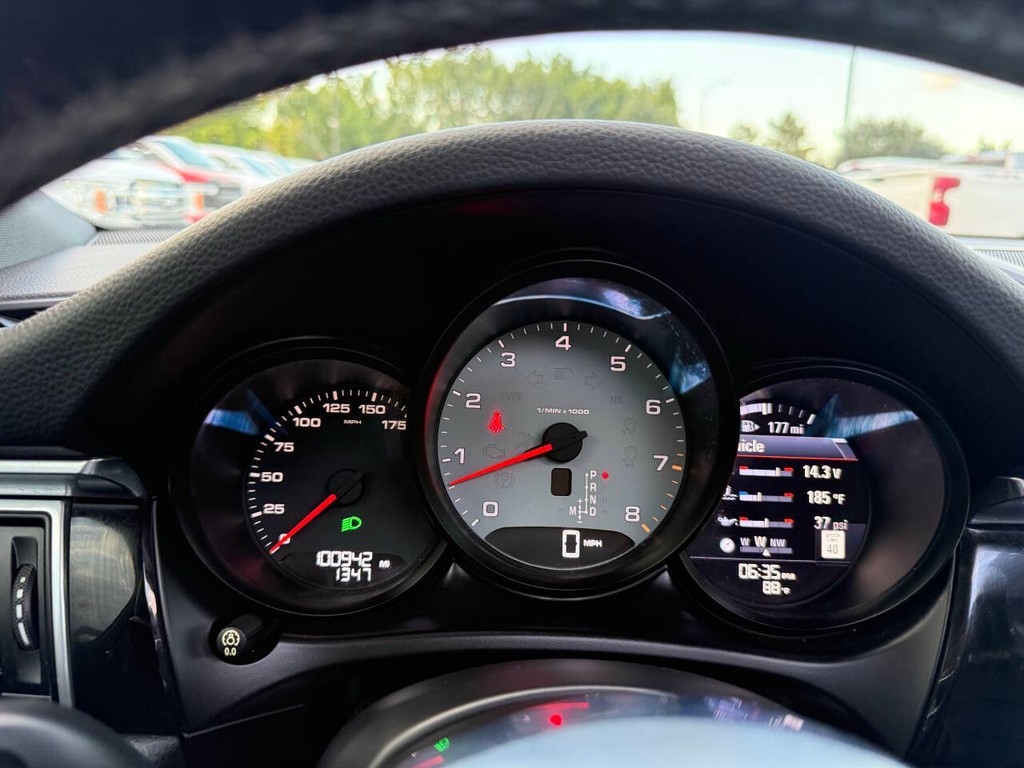 Porsche Macan Vehicle Full-screen Gallery Image 39