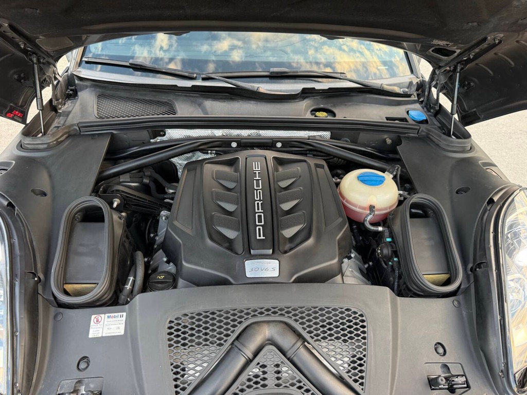 Porsche Macan Vehicle Full-screen Gallery Image 42