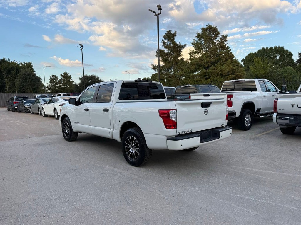 Nissan Titan Vehicle Full-screen Gallery Image 04