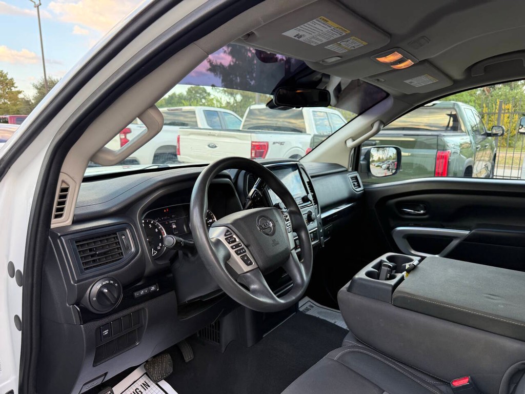 Nissan Titan Vehicle Full-screen Gallery Image 06
