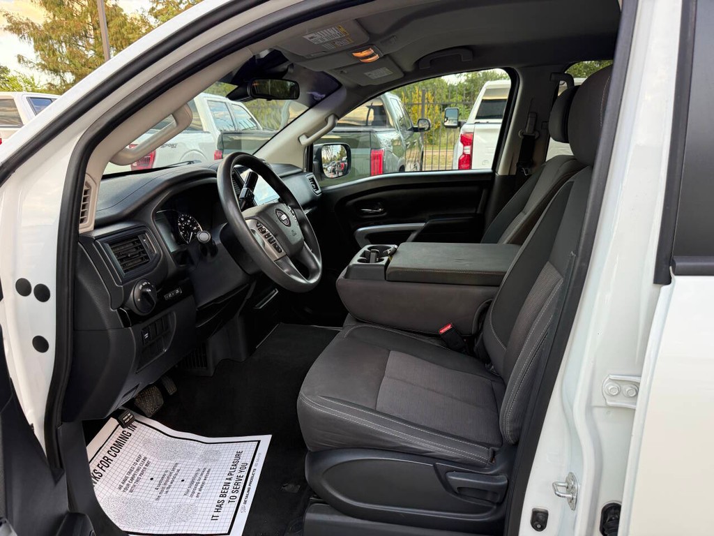 Nissan Titan Vehicle Full-screen Gallery Image 07
