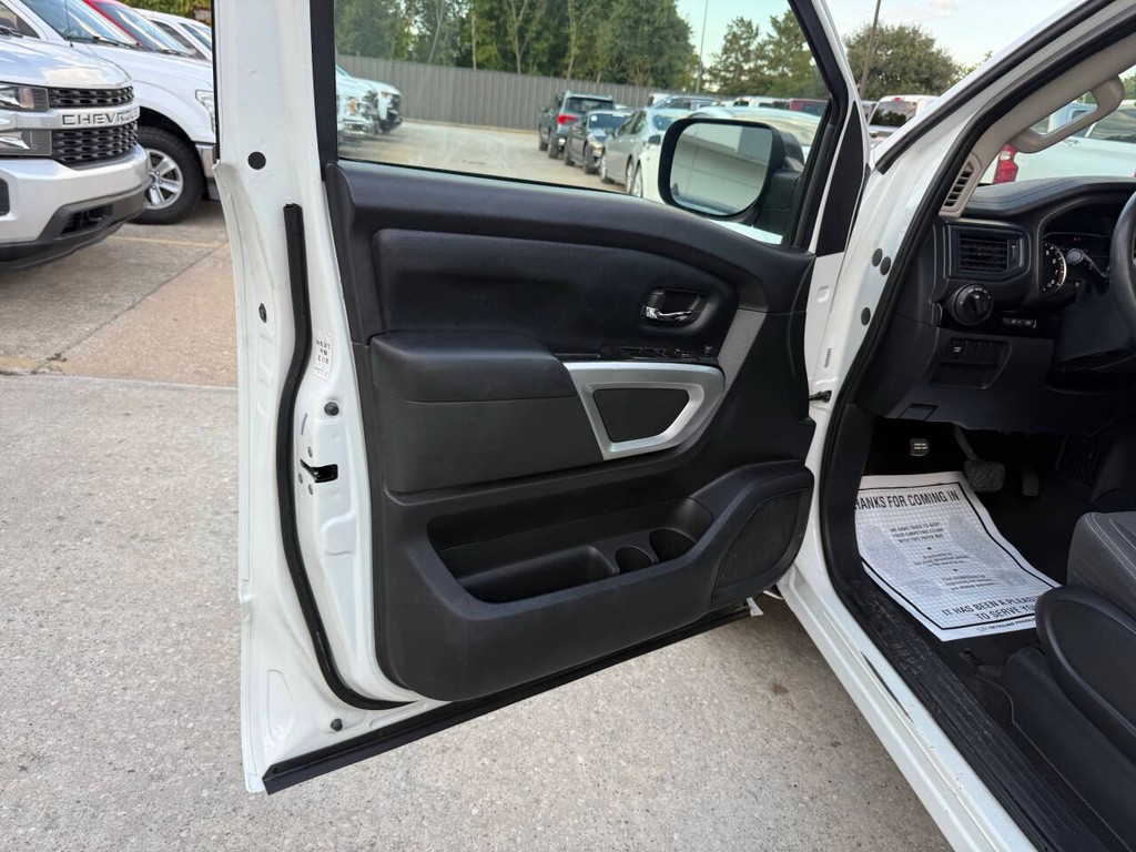 Nissan Titan Vehicle Full-screen Gallery Image 08