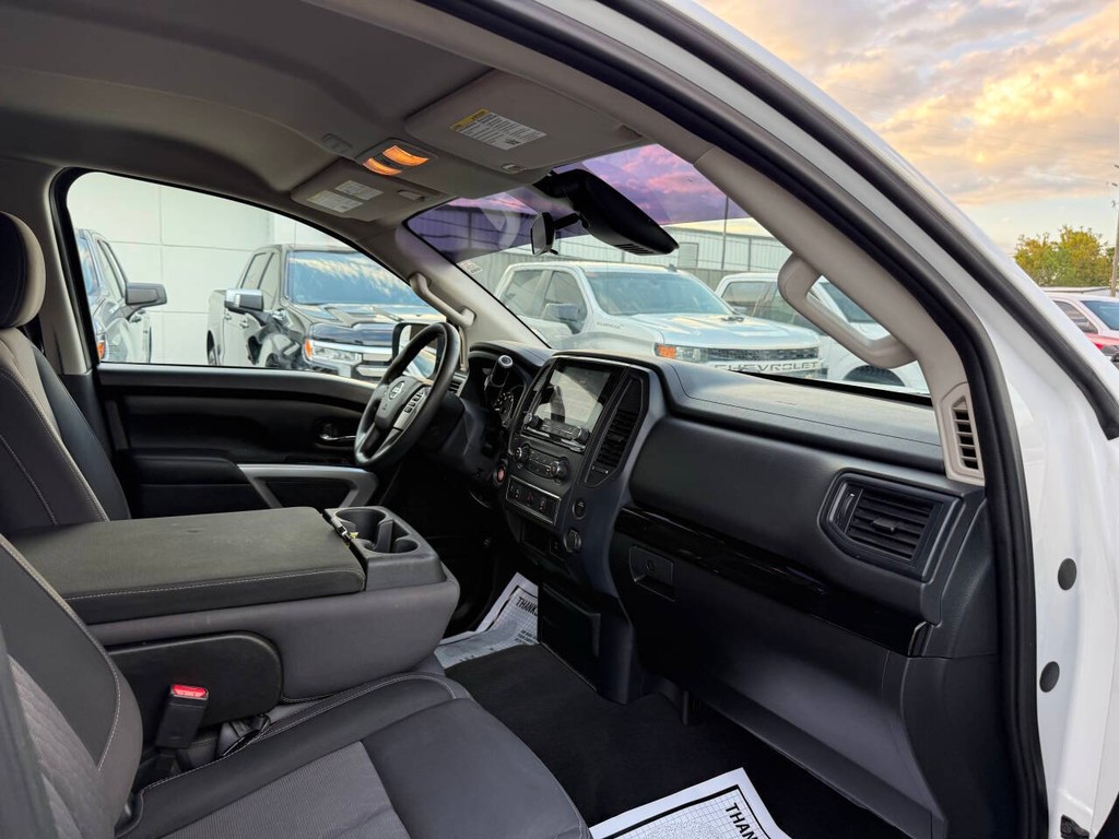 Nissan Titan Vehicle Full-screen Gallery Image 09