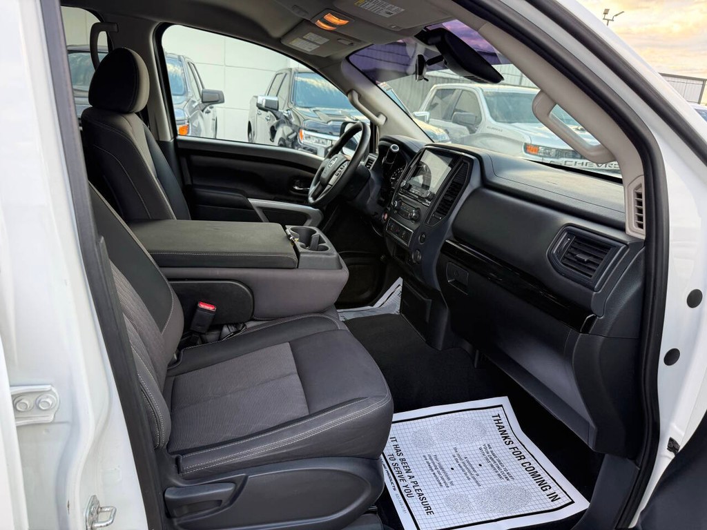 Nissan Titan Vehicle Full-screen Gallery Image 10