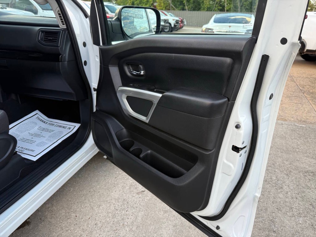 Nissan Titan Vehicle Full-screen Gallery Image 11
