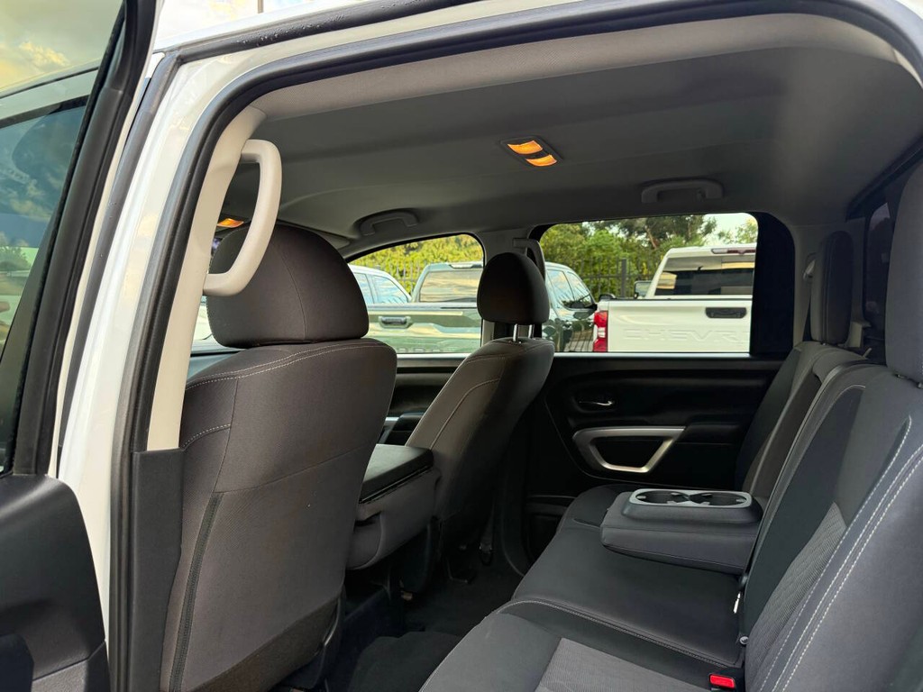 Nissan Titan Vehicle Full-screen Gallery Image 12