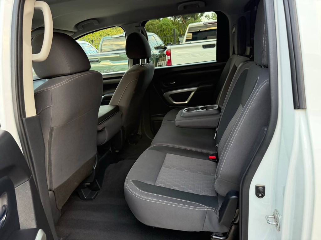 Nissan Titan Vehicle Full-screen Gallery Image 13