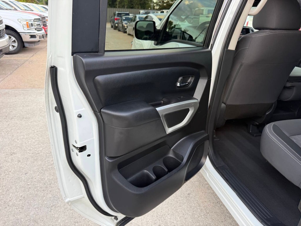 Nissan Titan Vehicle Full-screen Gallery Image 14