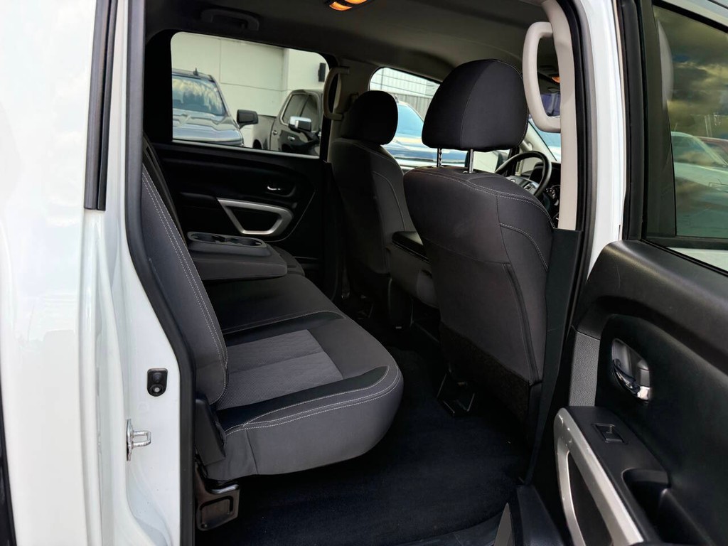 Nissan Titan Vehicle Full-screen Gallery Image 15
