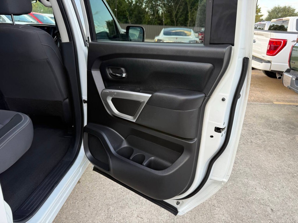 Nissan Titan Vehicle Full-screen Gallery Image 16