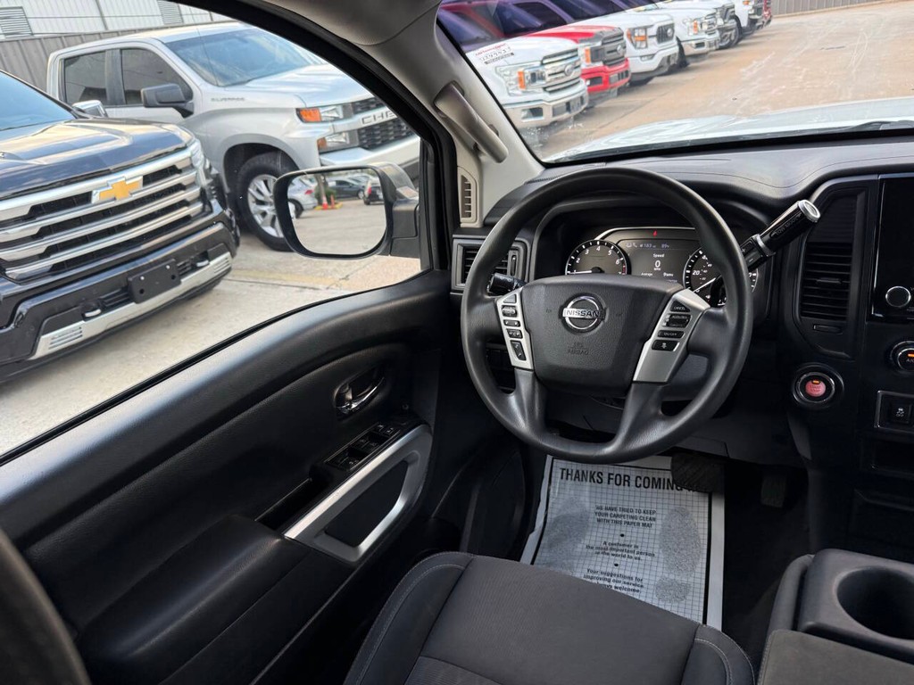 Nissan Titan Vehicle Full-screen Gallery Image 19