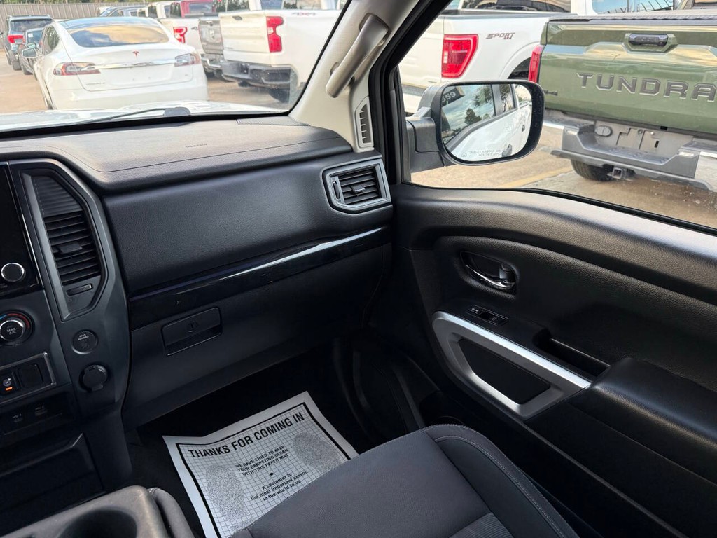 Nissan Titan Vehicle Full-screen Gallery Image 20