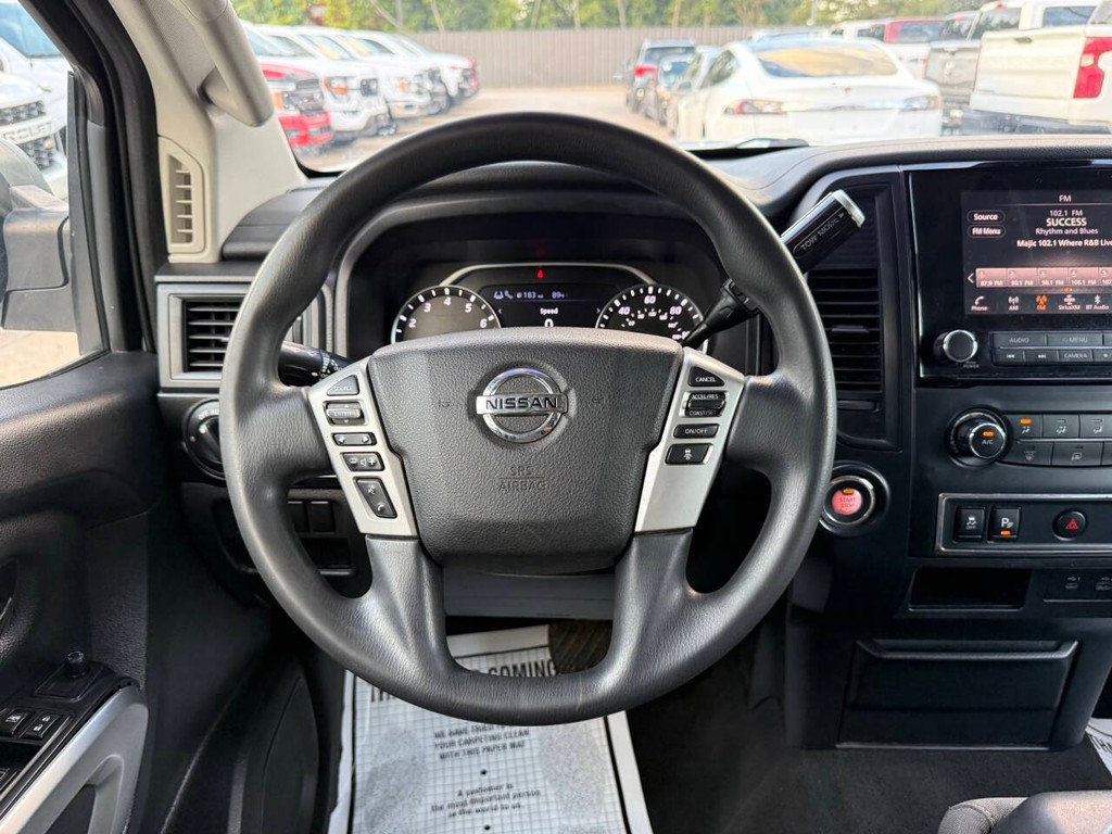 Nissan Titan Vehicle Full-screen Gallery Image 21