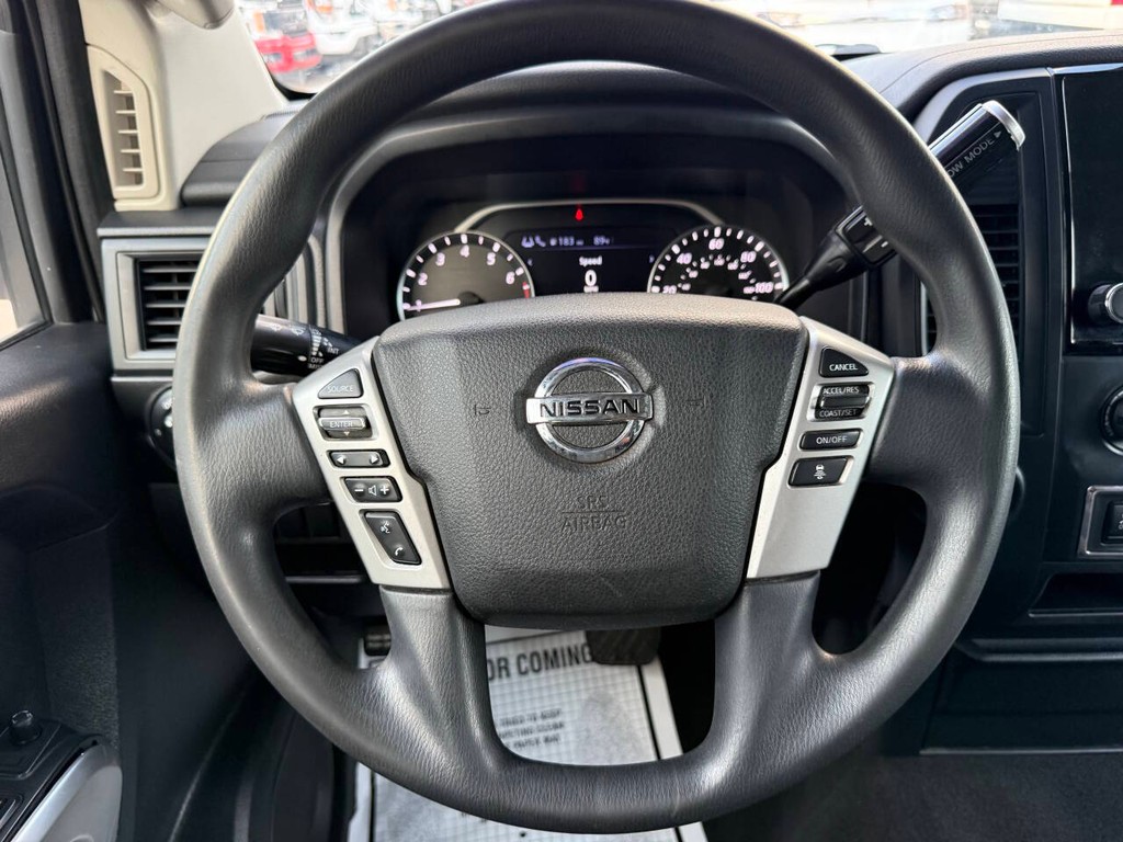 Nissan Titan Vehicle Full-screen Gallery Image 23