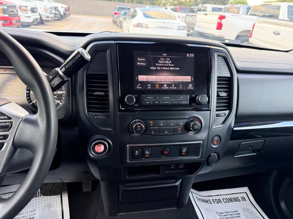 Nissan Titan Vehicle Full-screen Gallery Image 24