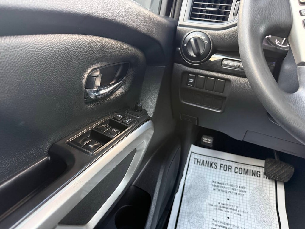 Nissan Titan Vehicle Full-screen Gallery Image 30