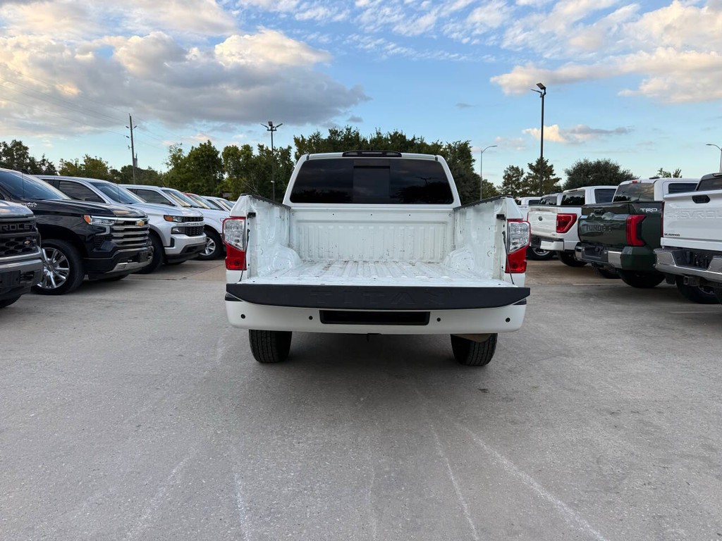 Nissan Titan Vehicle Full-screen Gallery Image 36