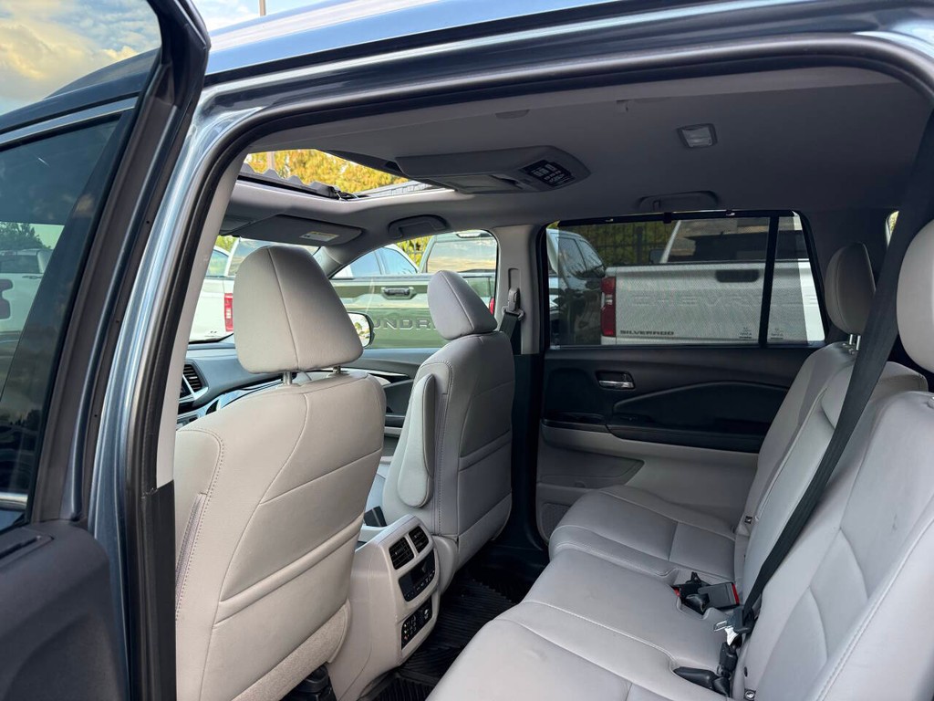 Honda Pilot Vehicle Full-screen Gallery Image 12