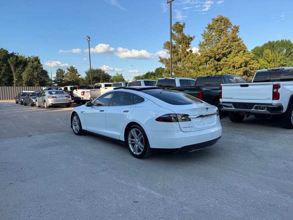 Tesla Model S Vehicle Full-screen Gallery Image 04