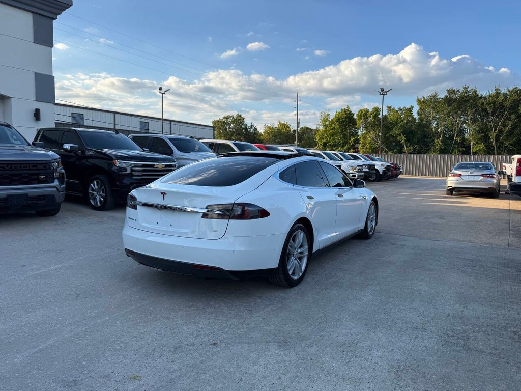 Tesla Model S Vehicle Full-screen Gallery Image 05