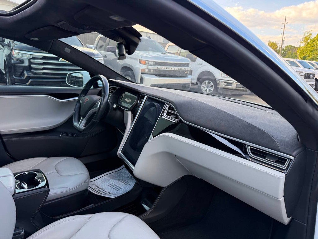 Tesla Model S Vehicle Full-screen Gallery Image 09