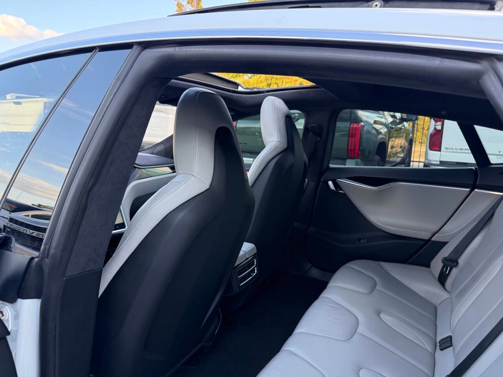 Tesla Model S Vehicle Full-screen Gallery Image 12