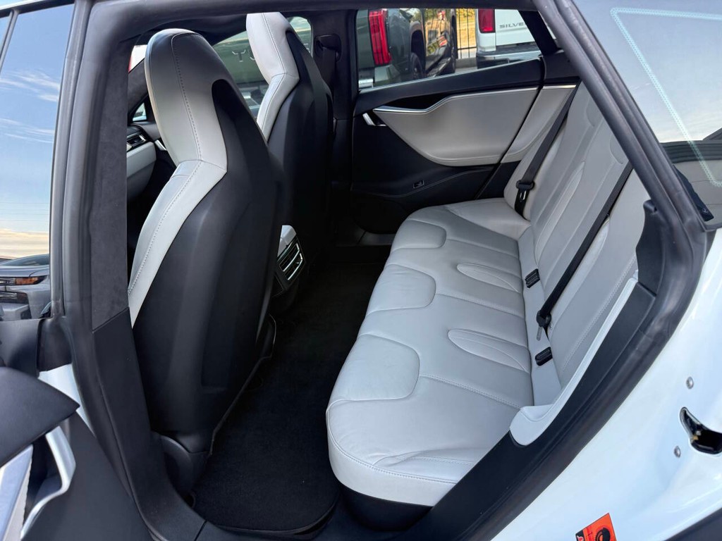 Tesla Model S Vehicle Full-screen Gallery Image 13