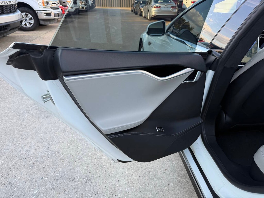 Tesla Model S Vehicle Full-screen Gallery Image 14