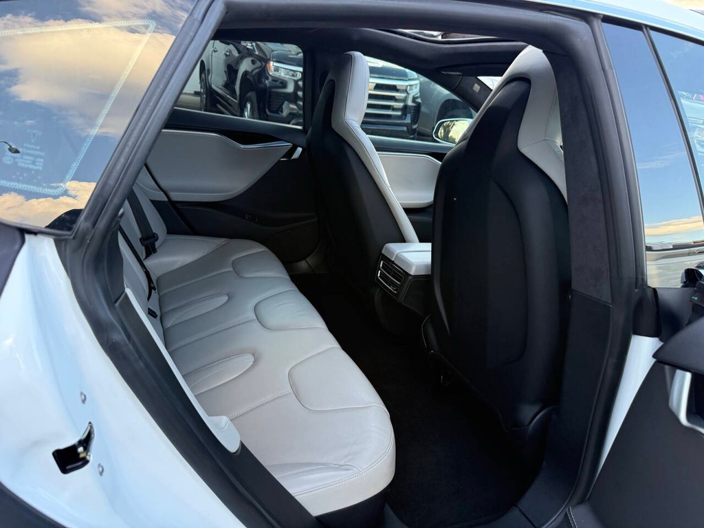 Tesla Model S Vehicle Full-screen Gallery Image 15