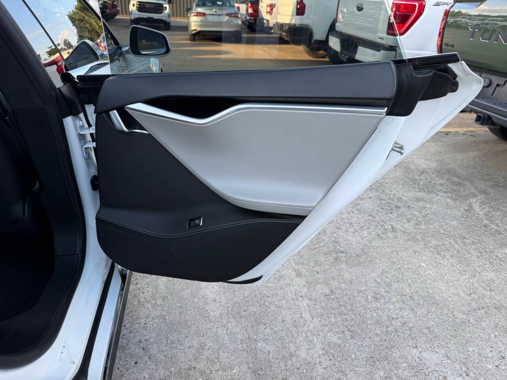 Tesla Model S Vehicle Full-screen Gallery Image 16