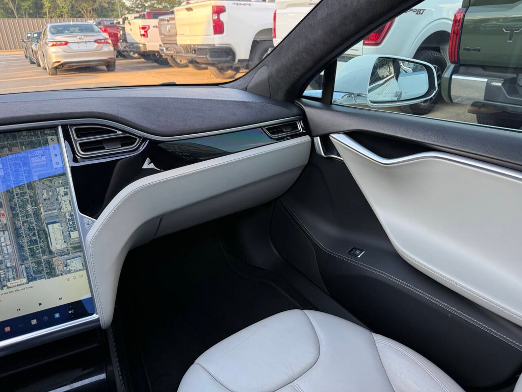 Tesla Model S Vehicle Full-screen Gallery Image 20