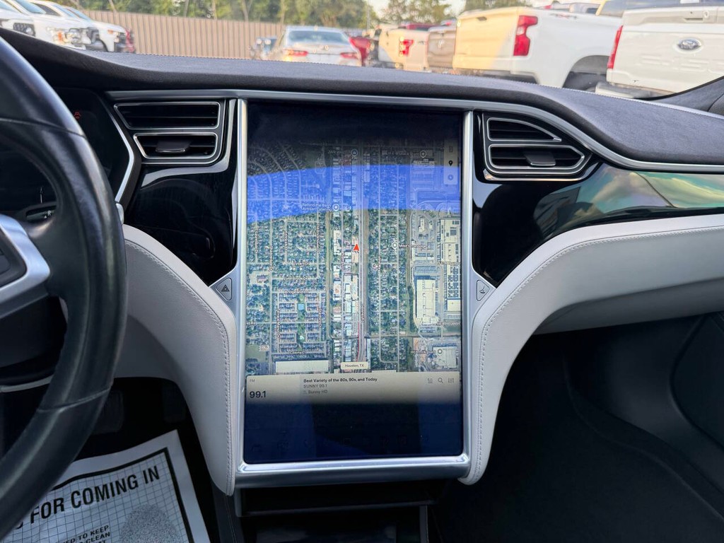 Tesla Model S Vehicle Full-screen Gallery Image 24