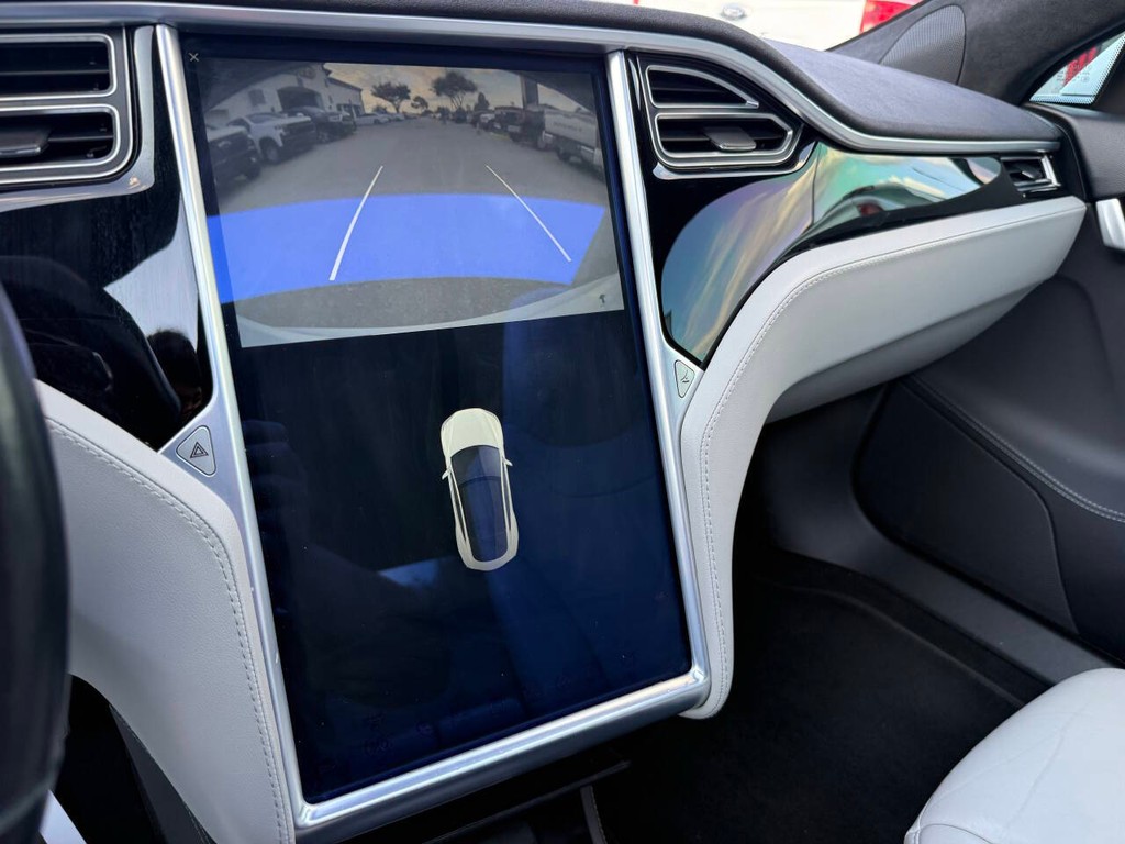 Tesla Model S Vehicle Full-screen Gallery Image 25