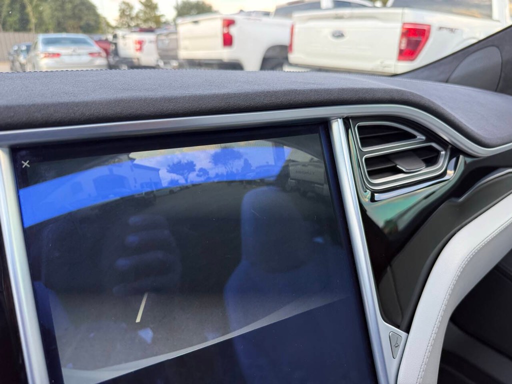 Tesla Model S Vehicle Full-screen Gallery Image 26