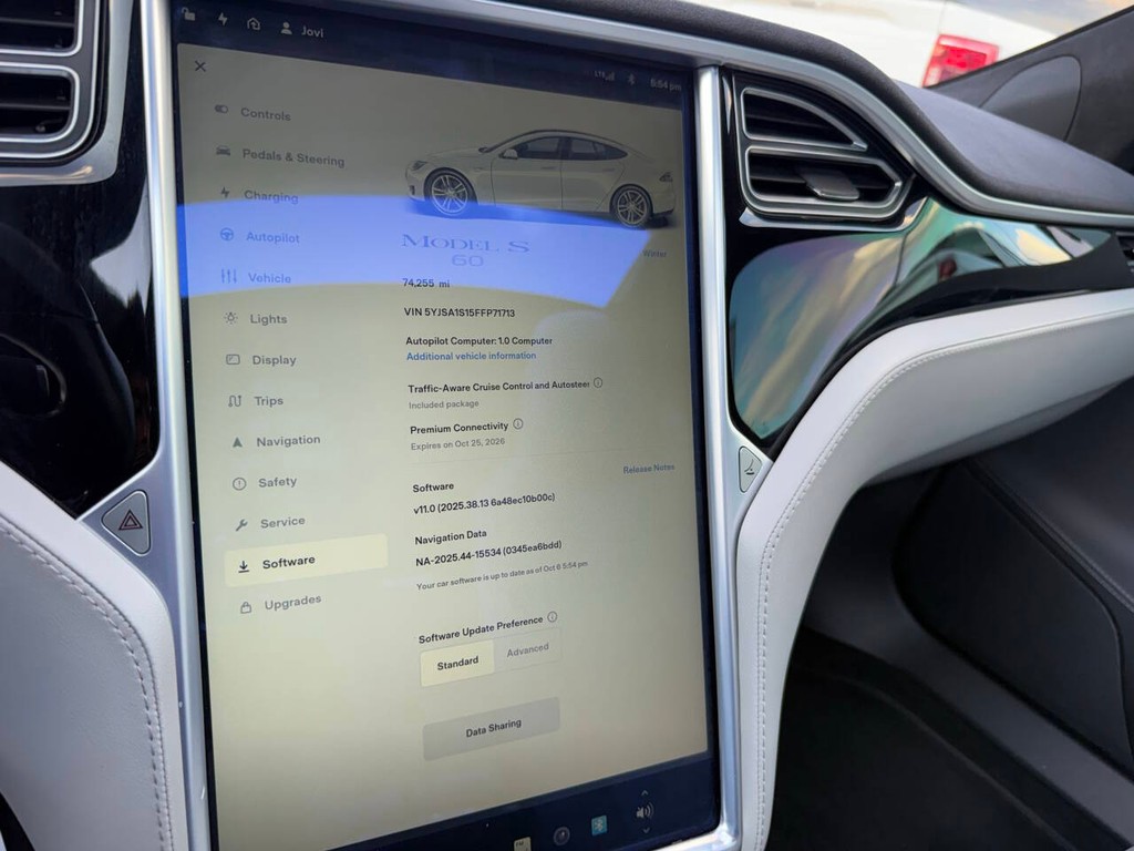 Tesla Model S Vehicle Full-screen Gallery Image 28