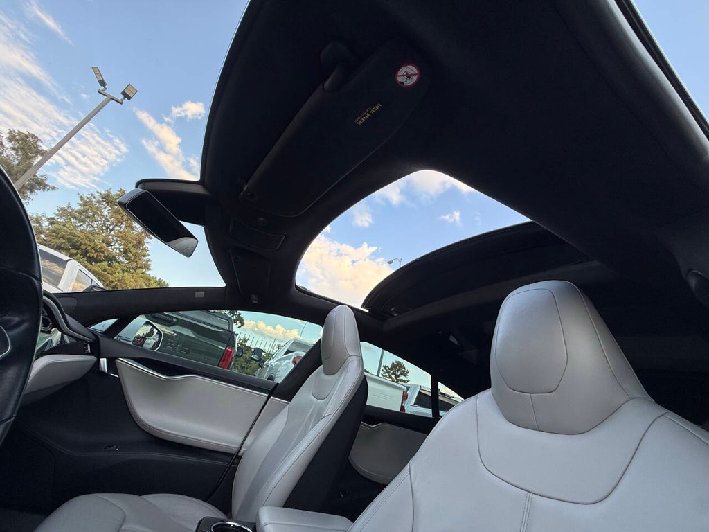 Tesla Model S Vehicle Full-screen Gallery Image 31
