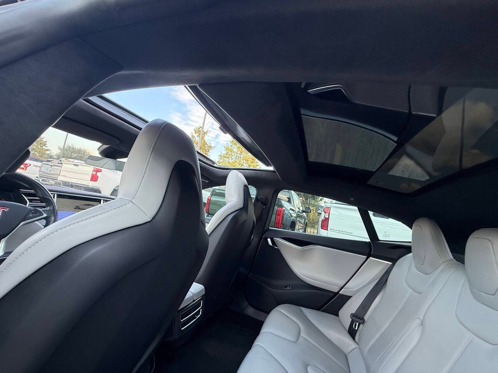 Tesla Model S Vehicle Full-screen Gallery Image 32
