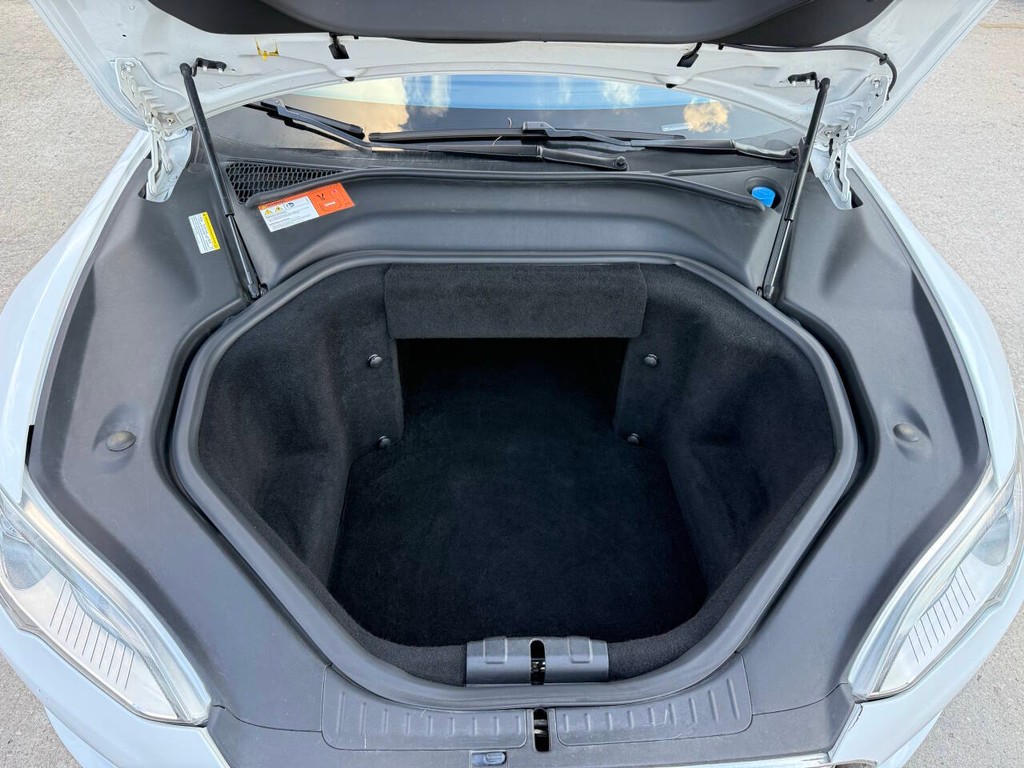 Tesla Model S Vehicle Full-screen Gallery Image 37