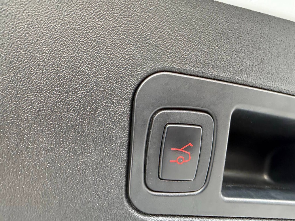 Tesla Model S Vehicle Full-screen Gallery Image 40