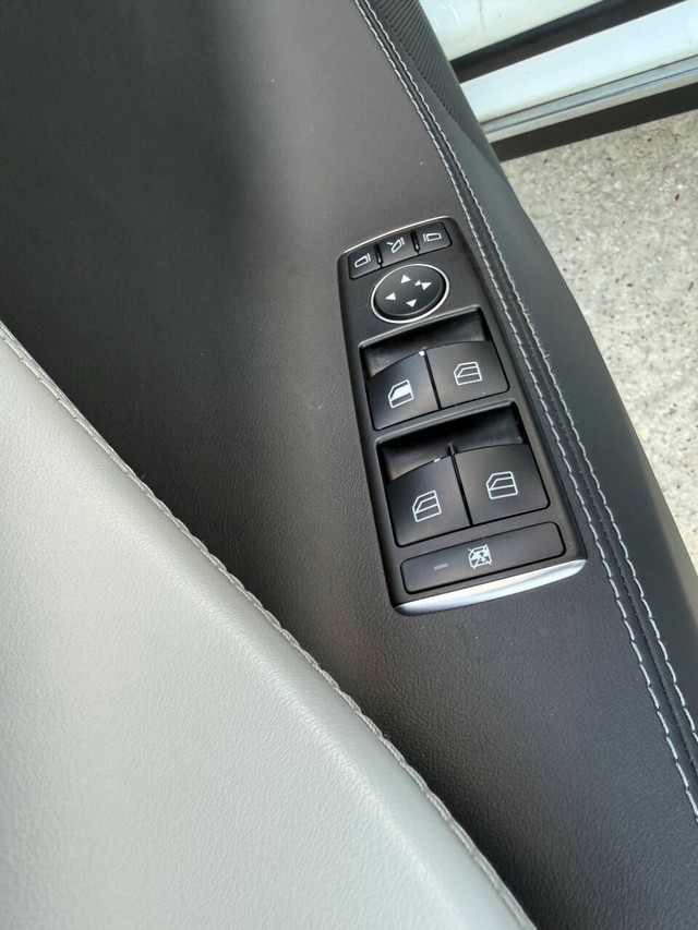 Tesla Model S Vehicle Full-screen Gallery Image 30