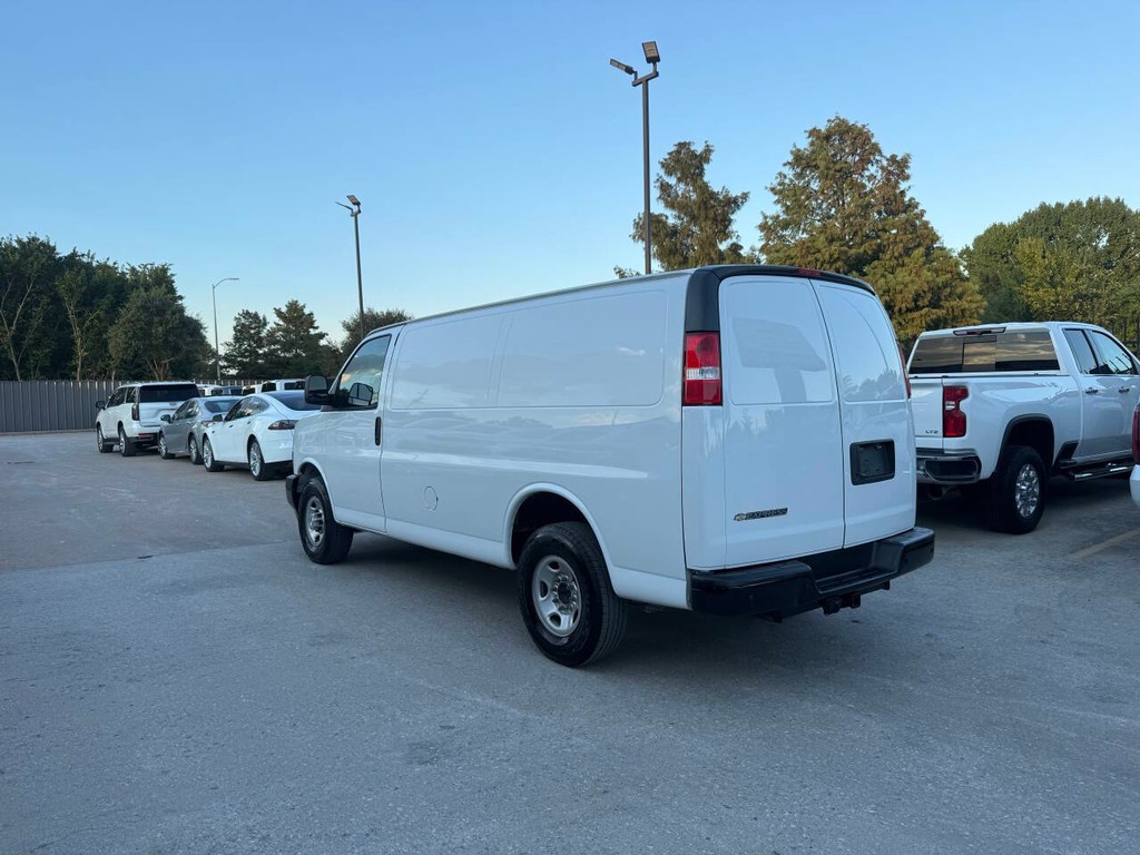 Chevrolet Express Vehicle Full-screen Gallery Image 04