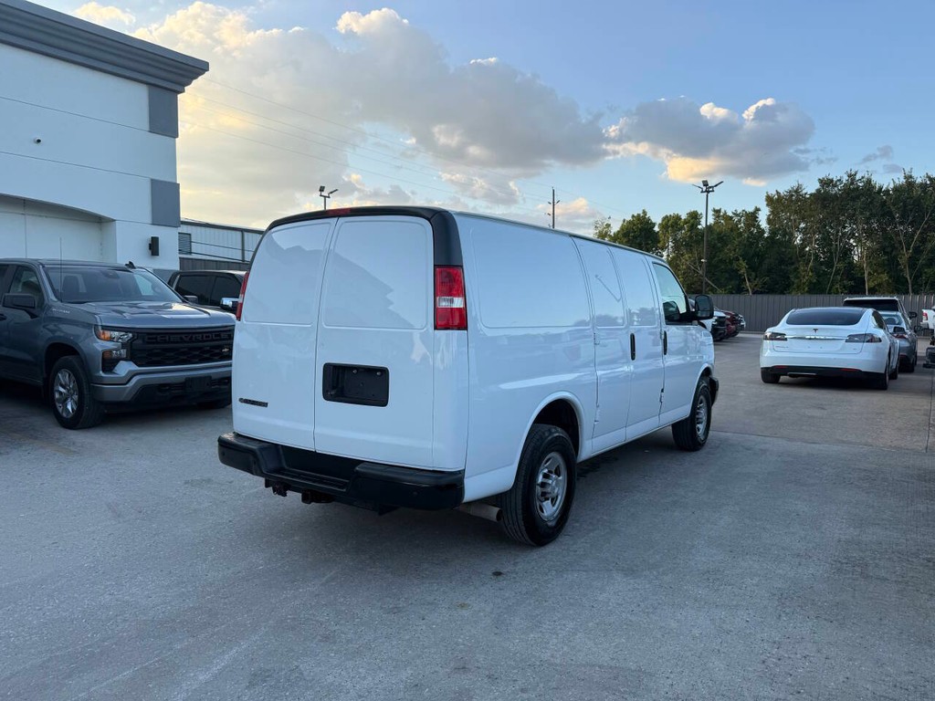 Chevrolet Express Vehicle Full-screen Gallery Image 05
