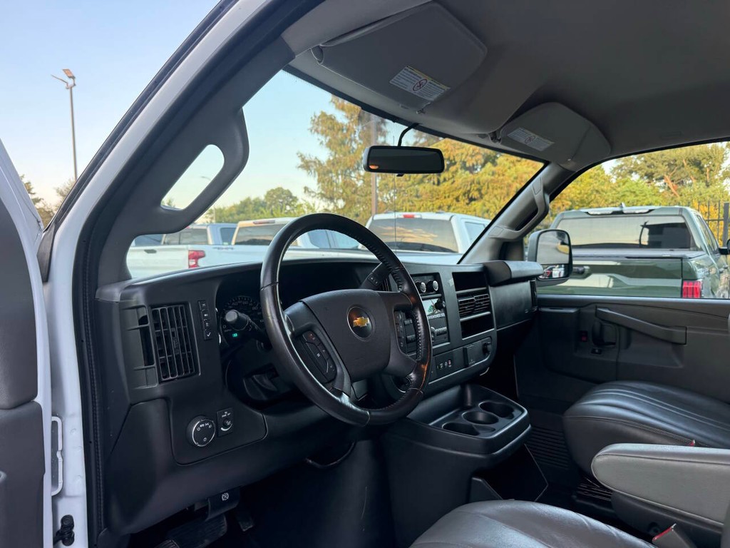 Chevrolet Express Vehicle Full-screen Gallery Image 06