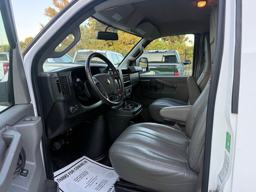 Chevrolet Express Vehicle Full-screen Gallery Image 07