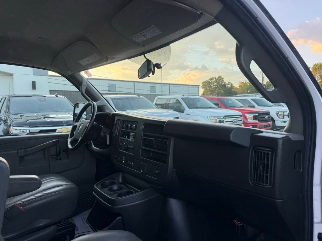 Chevrolet Express Vehicle Full-screen Gallery Image 09