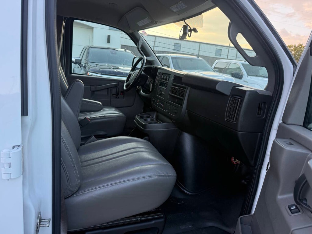 Chevrolet Express Vehicle Full-screen Gallery Image 10