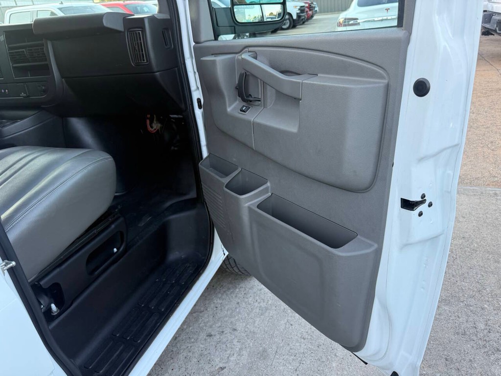 Chevrolet Express Vehicle Full-screen Gallery Image 11