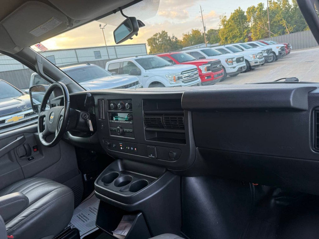 Chevrolet Express Vehicle Full-screen Gallery Image 12