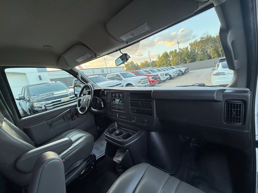 Chevrolet Express Vehicle Full-screen Gallery Image 13